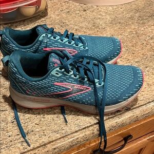 Brooks Women's Blue Running Shoes - levitate 5